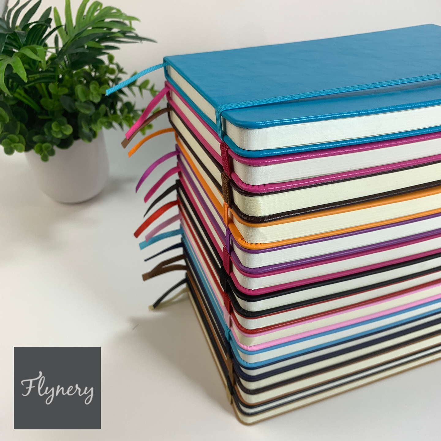 สมุดโน๊ตปะปกสายยางรัดรุ่นฮิต ของขวัญธุรกิจสำหรับปีใหม่นี้ มีหนังหลากสีให้เลือก พร้อมริบบิ้นสีคั่นหน้ากระดาษ 