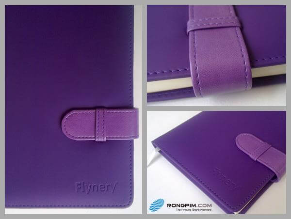 สมุดโน๊ตปะปกหนังสีม่วงเข้ม คาดปกด้วยหนังเมทัลลิคสีม่วงอ่อน พร้อมเข็มขัดหูสอด 